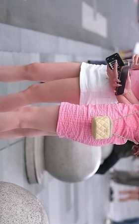 街拍粉色短裙美腿姐妹2分06秒 [5P]