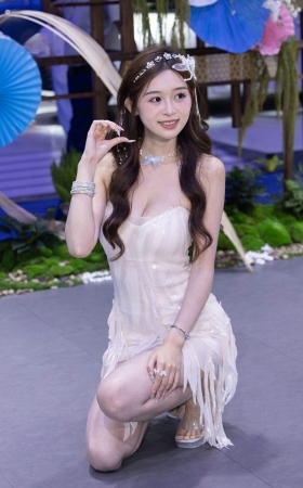 LB273-71P 成都车展-网红嫩模糖粒盐（唐莉然）的美胸玉腿