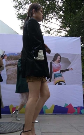 4K – 金色短裙街拍美腿高跟鞋美女姐姐 [1.00 GB/MP4]