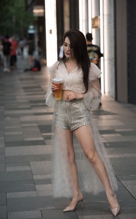 高跟长腿美女