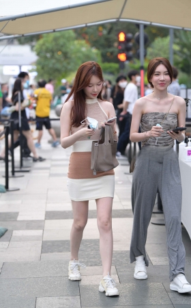 街拍超短裙白皙美女 [23P]