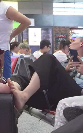 光滑的足底悄悄露出了