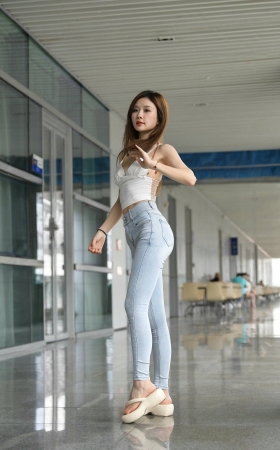 可爱的牛仔裤小姐姐 [22P]