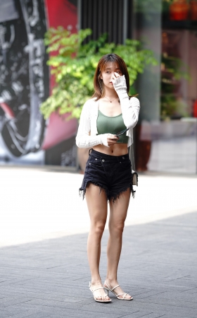 可爱热裤小妹