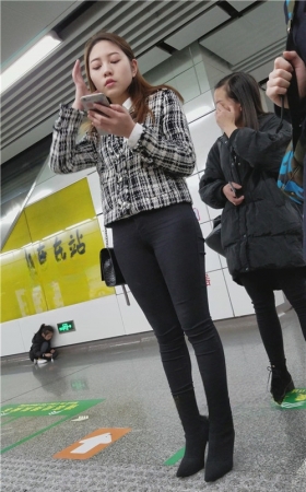 地铁里的黑裤美女