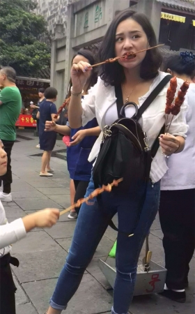 白衬衫紧身蓝牛美女路边撸串