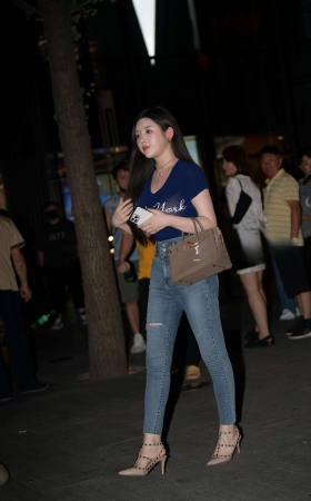 夜拍微胖的紧牛性感美女 [25P]