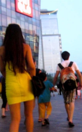黄色紧身包臀裙美女,胸前顶着两个圆饼