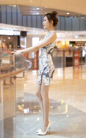 黑色与白色旗袍美女