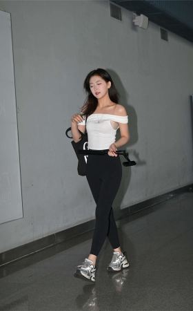 青春黑白搭配