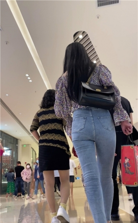 街拍牛仔裤美女