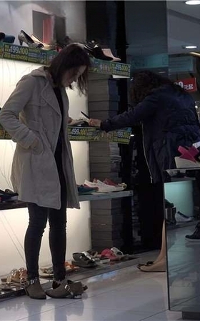 美女左挑右选还是没确定要哪双 [2.98 GB/MP4]