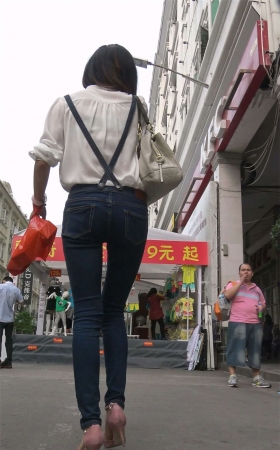 穿背带牛仔裤的妹妹
