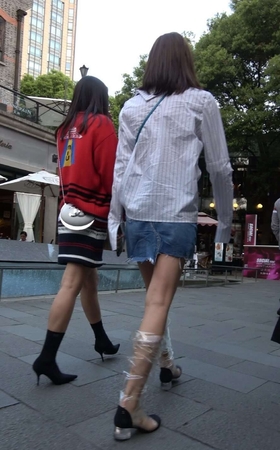 4K – 气质短裙2姐妹 [1.67 GB/MP4]