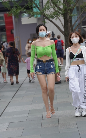 绿色一字抹胸装美妇
