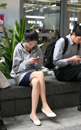 花坛边玩手机的丝腿妹纸 【图片➕视频】 [13P]