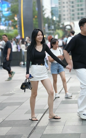 街拍穿人字拖白短裙小女友 [19P]
