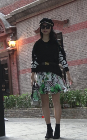 戴帽子的墨镜小姐姐