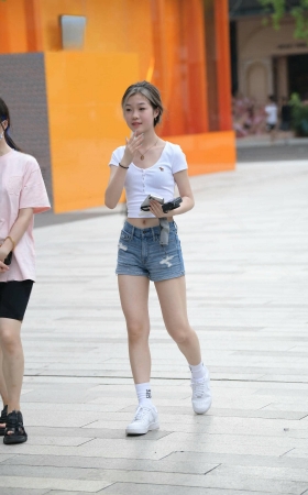 街拍热裤小白鞋美眉 [19P]