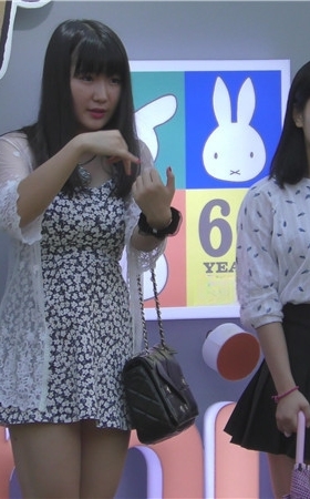 漂亮的花裙美女
