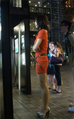 极品气质包臀裙美女，美腿高跟很性感