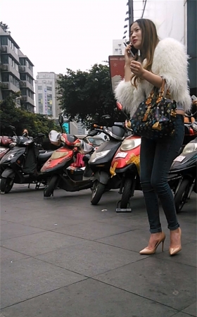 高跟牛仔美女