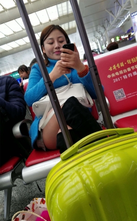 火车站等车的肉色丝袜灰色超短裙长发少妇