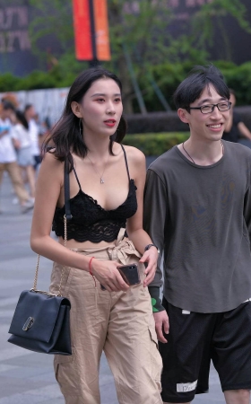 低胸装吊带妹纸 [17P]