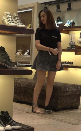 短裙MM看中了罗马款细带凉鞋