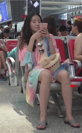 漂亮的彩色裙子美女