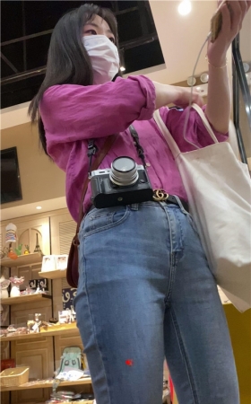 商场里的牛仔裤小姐姐