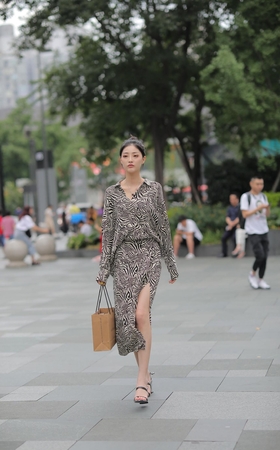 高挑美眉