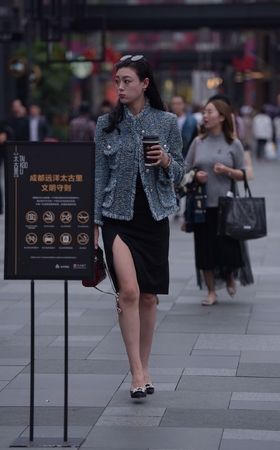 短裙牛仔上衣美女