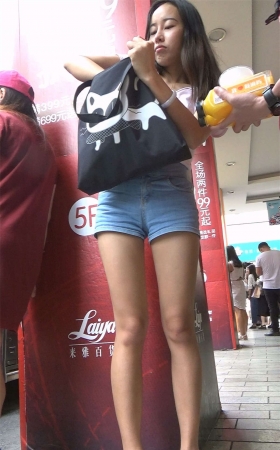 高腰牛仔热裤T恤衫美腿女孩