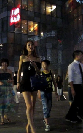 黑夜中的长腿美女
