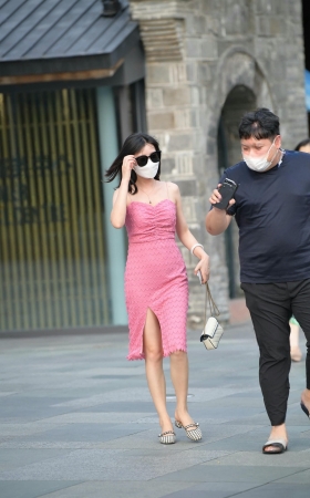 街拍戴墨镜的粉色裙小仙女 [20P]