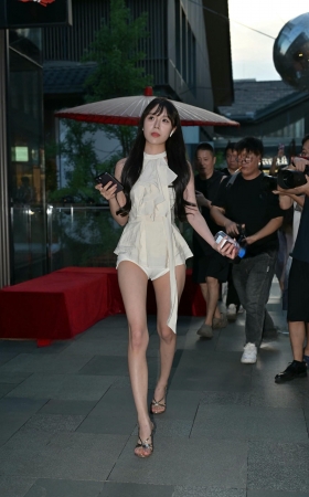 超短白热裤凉高美眉 [19P]