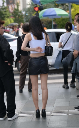 街拍皮短裙美腿小姐姐 [22P]