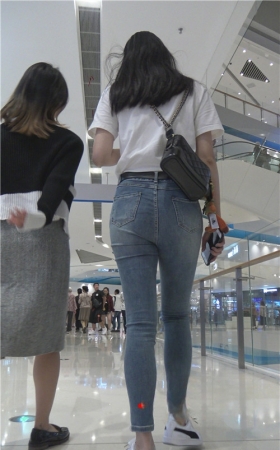 白衣紧牛美女