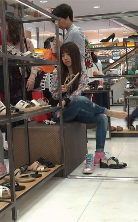 青春女孩商场鞋柜全素足