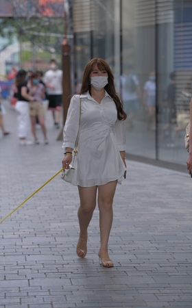 性感白裙遛狗美女