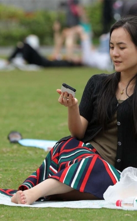 No1097 草地上的气质女孩或躺或坐多姿势解锁 第1套