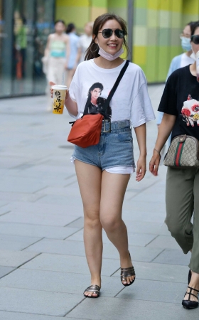 ★开心逛街阳光热裤美女 [20P]