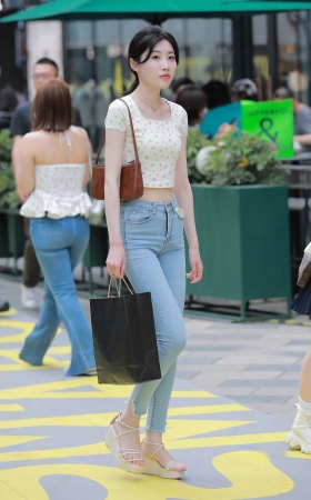 高挑牛仔裤小姐姐 [21P]