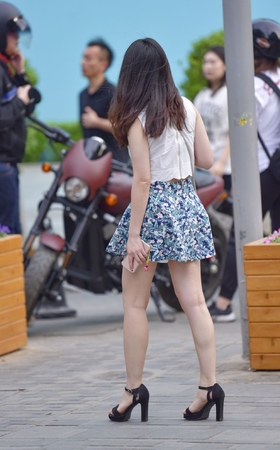 买东西的短裙美腿小姐姐