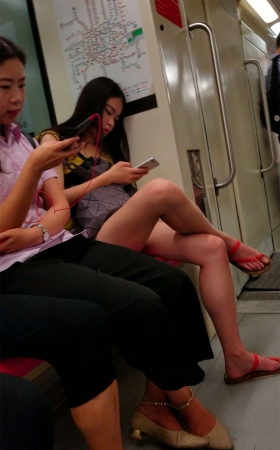 街拍黄色T恤热裤美腿极品美女