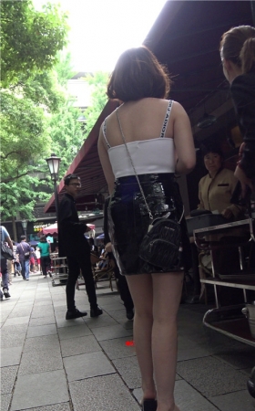 皮裙短发丰腴妹子