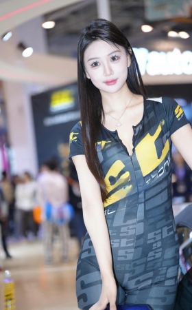 性感的紧身连体衣美女车模 【图片➕视频】 [19P]