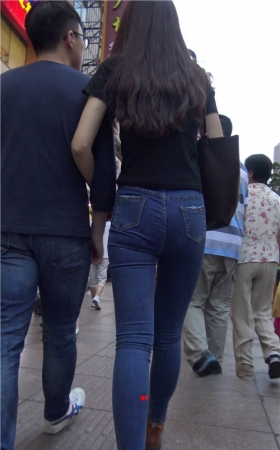 漂亮的蓝色牛仔紧身裤美女