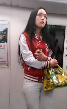 白裤女孩